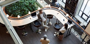 groupes de personnes discutant dans un espace de travail, ouvert, flexible et moderne - espaces de travail flexibles